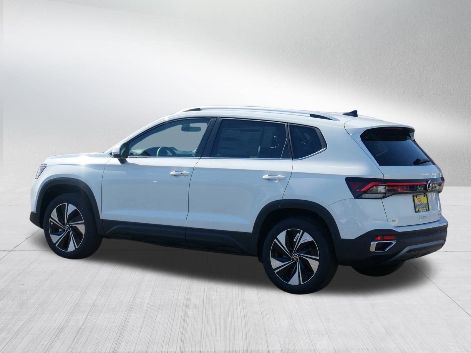 2025 Volkswagen Taos SE photo 3