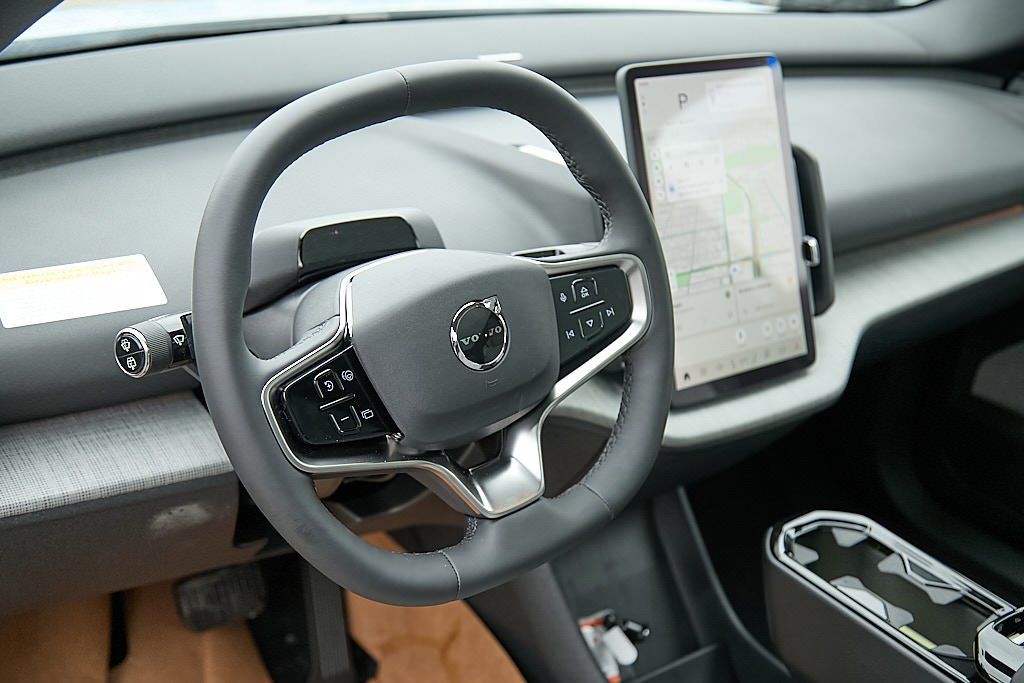 2026 VOLVO EX30 - Image 11