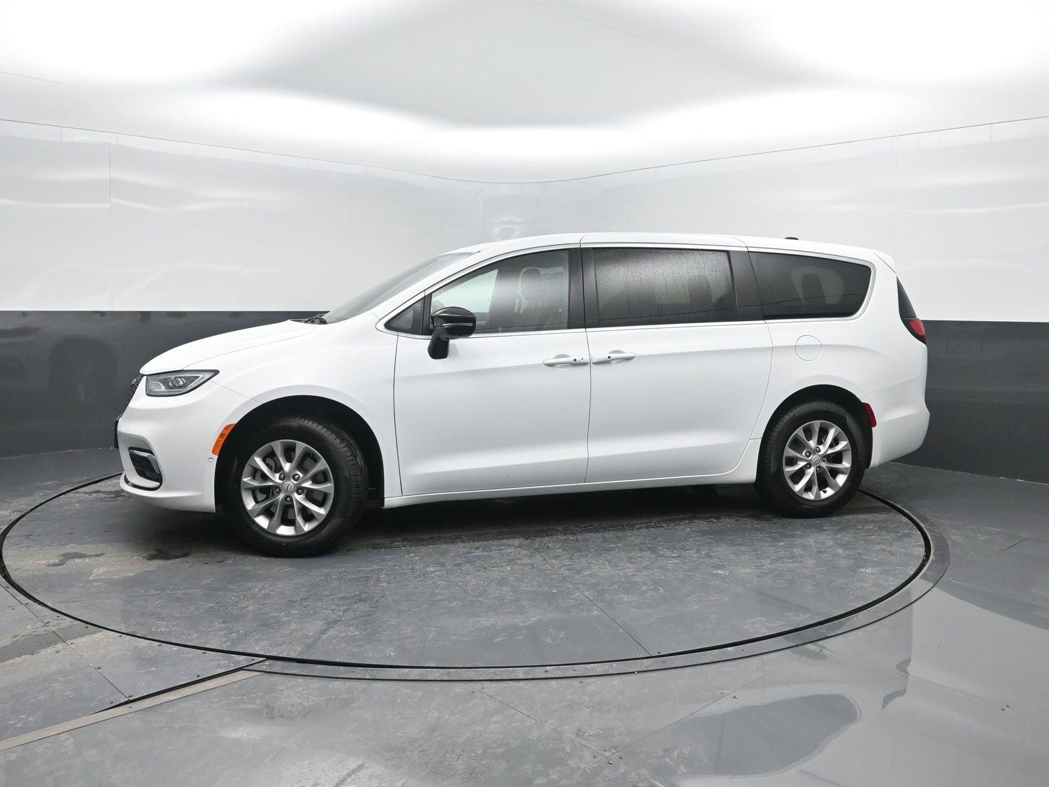 2026 Chrysler Pacifica Limited's photo