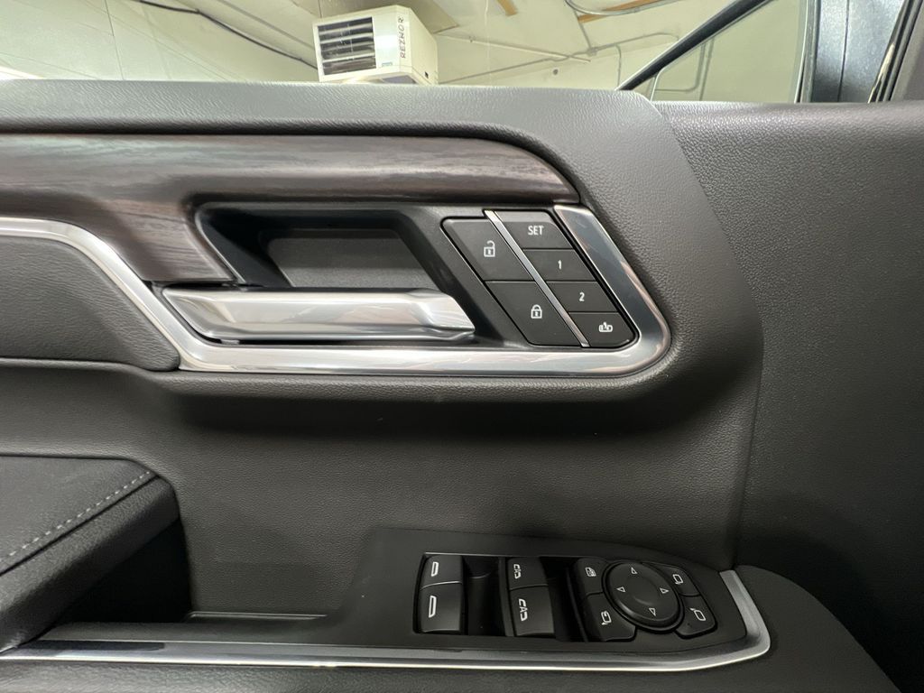 New 2025 White Frost Tricoat GMC SLT image 24