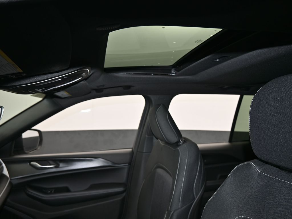 2025 Jeep Grand Cherokee Laredo photo 2