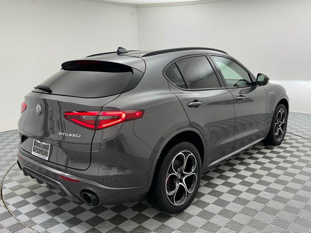 2022 Alfa Romeo Stelvio Ti Sport photo 3