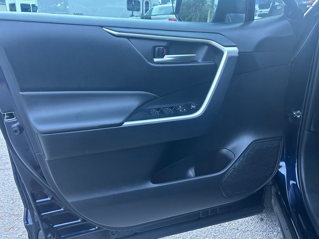 2024 Toyota RAV4 XLE photo 33