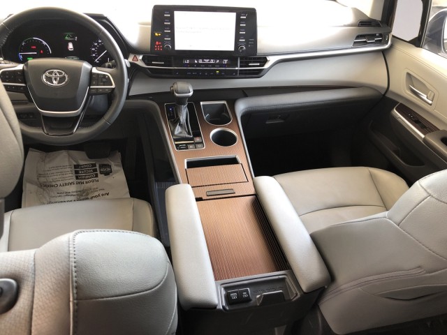 2023 Toyota Sienna XLE photo 10