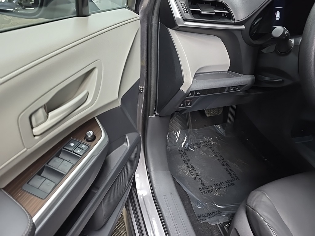 2021 Toyota Sienna LE photo 26