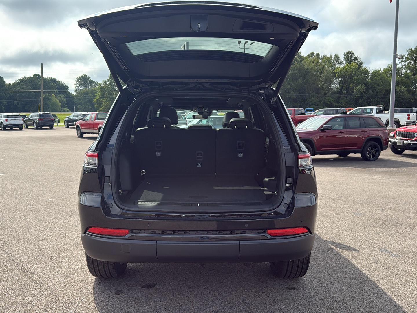 2025 Jeep Grand Cherokee Limited photo 11