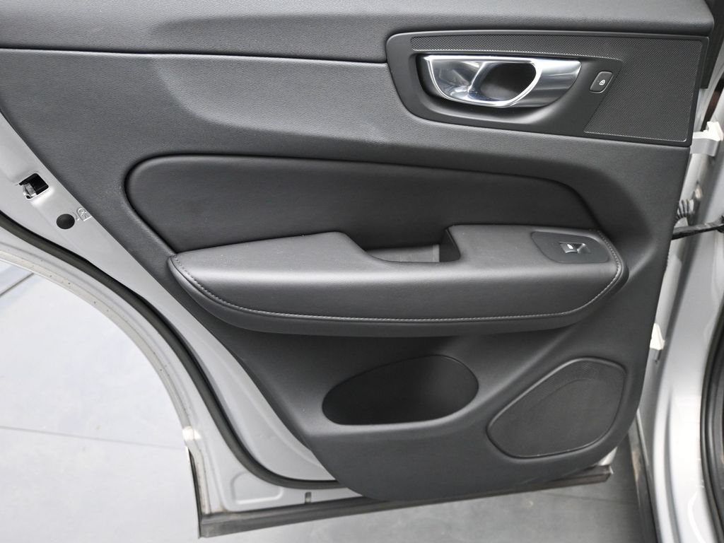 2023 Volvo XC60 B5 Plus photo 13