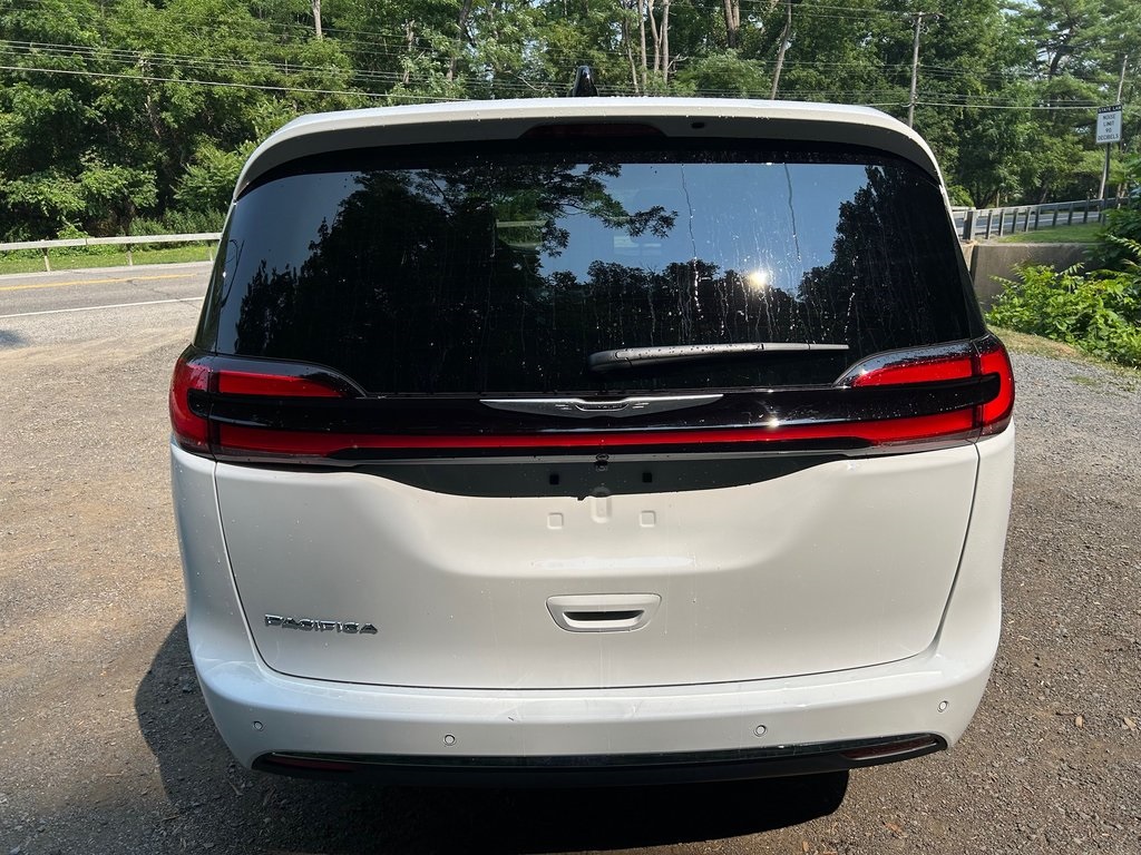 2026 Chrysler Pacifica photo 4