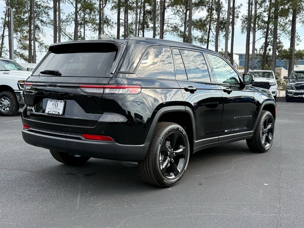 2025 Jeep Grand Cherokee Laredo Altitude photo 3