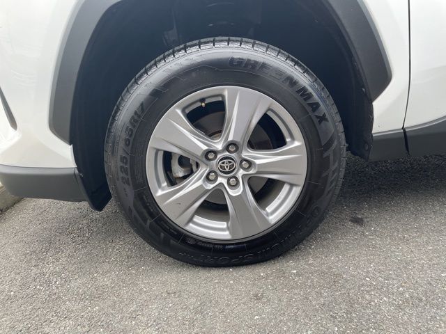 2022 Toyota RAV4 Hybrid XLE photo 2