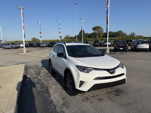 2018 Toyota RAV4 LE photo 3