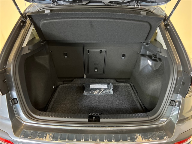 2025 Volkswagen Taos SE photo 4