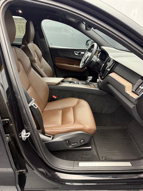 2021 Volvo XC60 T5 Momentum photo 45