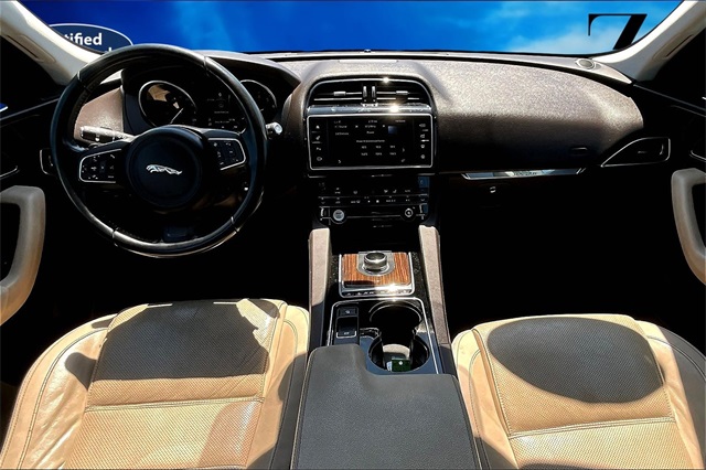 2017 Jaguar F-PACE Prestige photo 15
