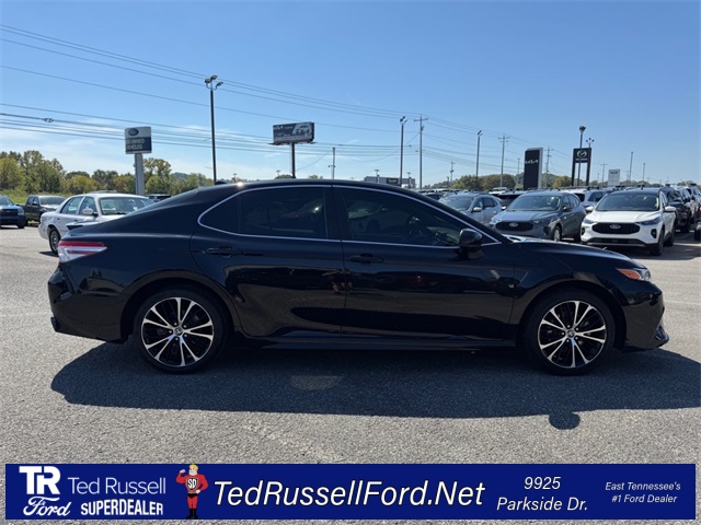 2020 Toyota Camry SE photo 4