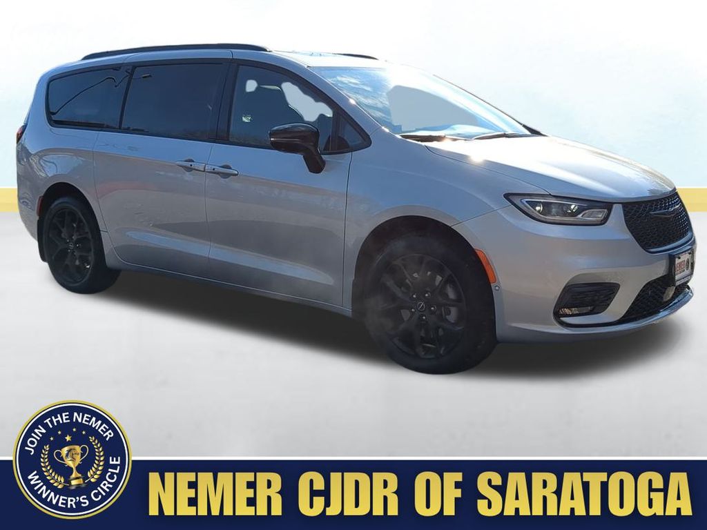 2026 Chrysler Pacifica Limited's photo