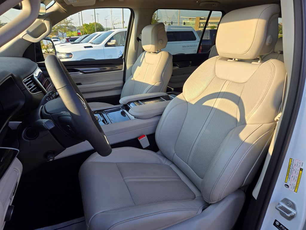 2024 Jeep Wagoneer Base photo 14