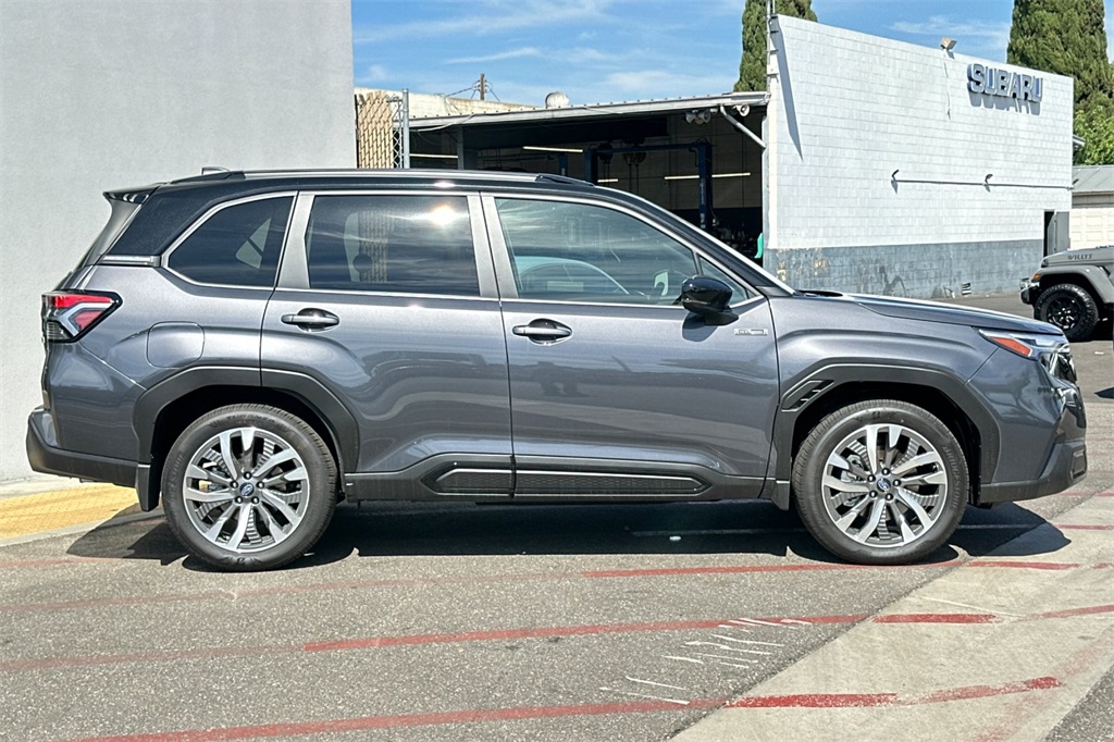 2025 Subaru Forester Touring photo 3