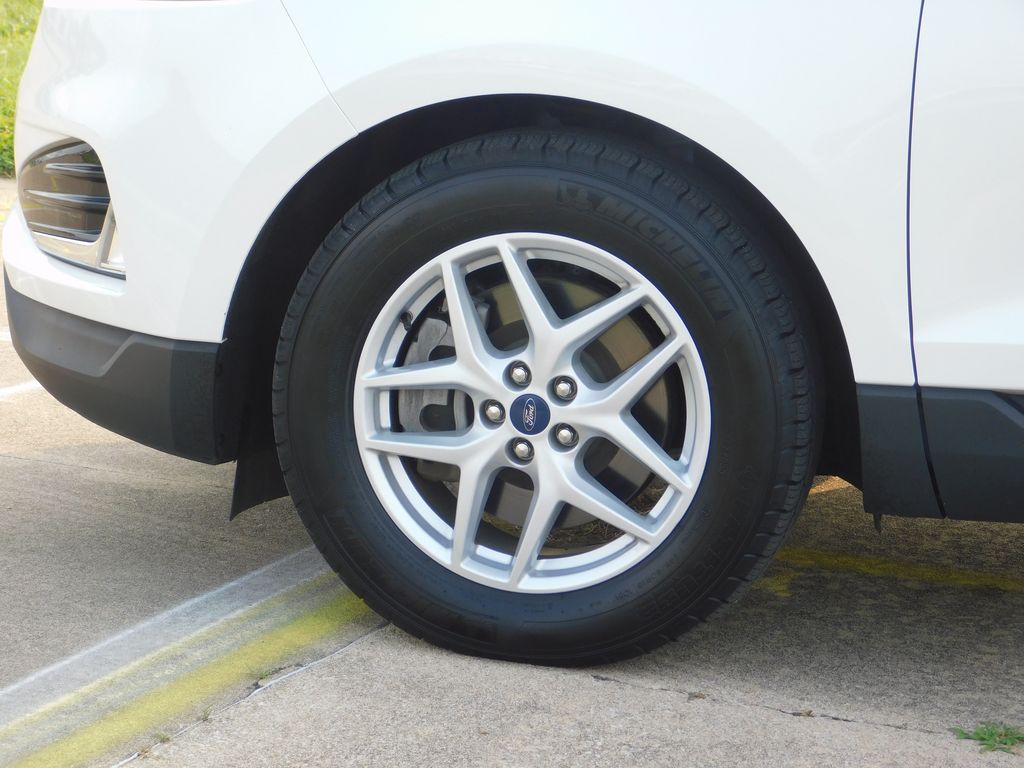 2022 Ford Edge SEL photo 2