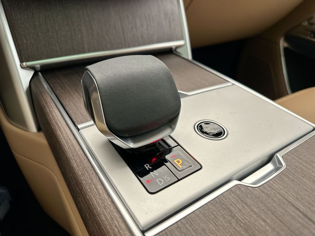 2025 Land Rover Range Rover SE photo 10