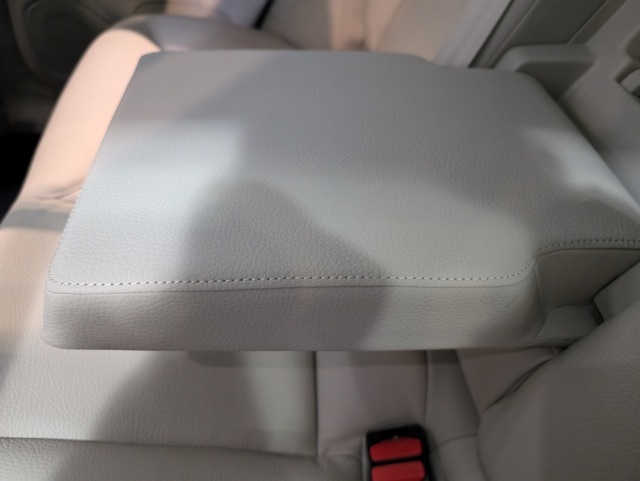 2025 Volvo XC60 B5 Plus photo 24