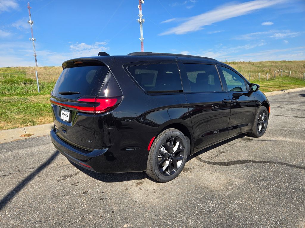 2026 Chrysler Pacifica photo 3