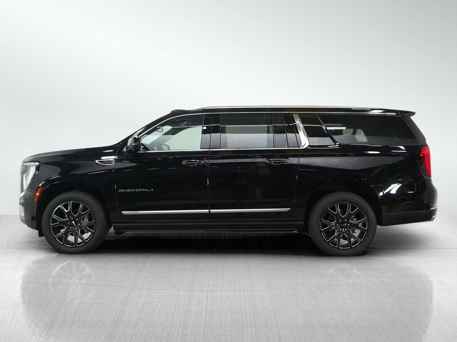 Used 2025 GMC Yukon XL Denali with VIN 1GKS2JRL7SR176097 for sale in Bloomington, Minnesota