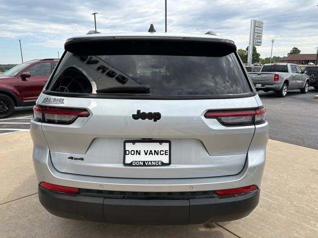 2023 Jeep Grand Cherokee Altitude photo 2