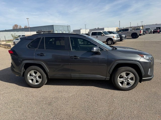 2021 Toyota RAV4 XLE photo 2