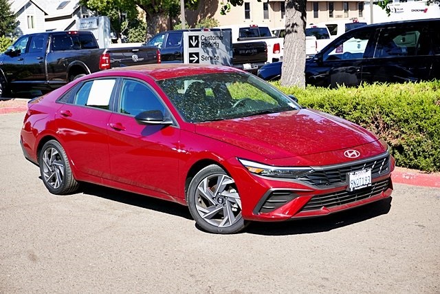 Used 2025 Red Hyundai SEL Sport image 2
