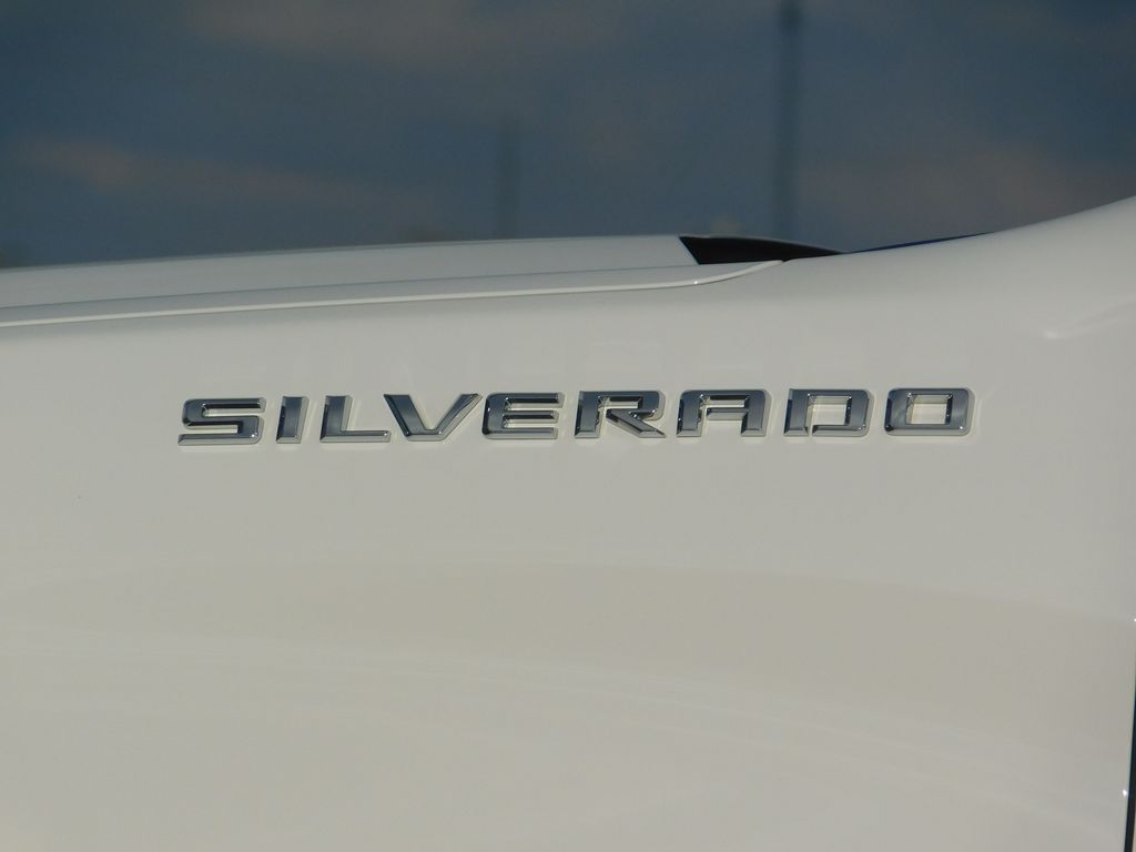 2022 Chevrolet Silverado 1500 LT photo 2
