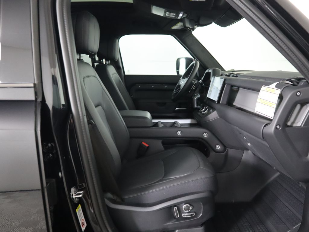2025 Land Rover Defender 130 V8 photo 19