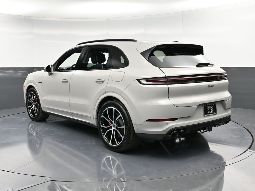 2025 Porsche Cayenne Turbo E-Hybrid photo 2