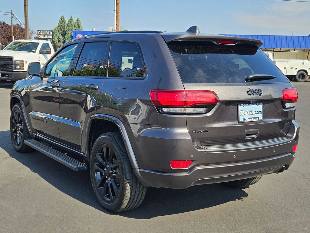 2019 Jeep Grand Cherokee Laredo Altitude photo 3