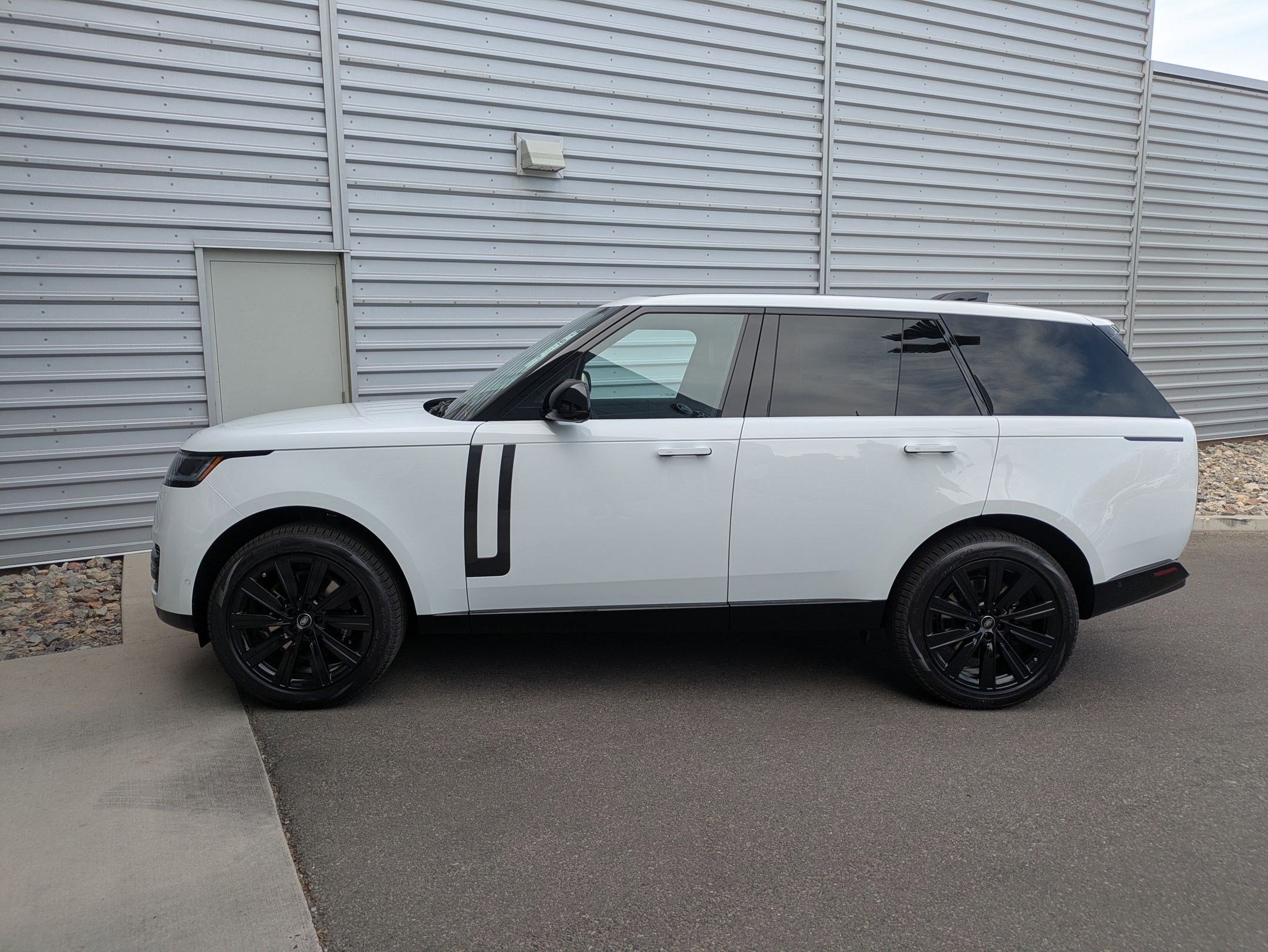 2025 Land Rover Range Rover SE photo 2