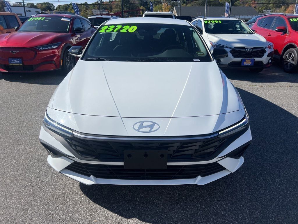 2025 Hyundai Elantra SEL Sport photo 2