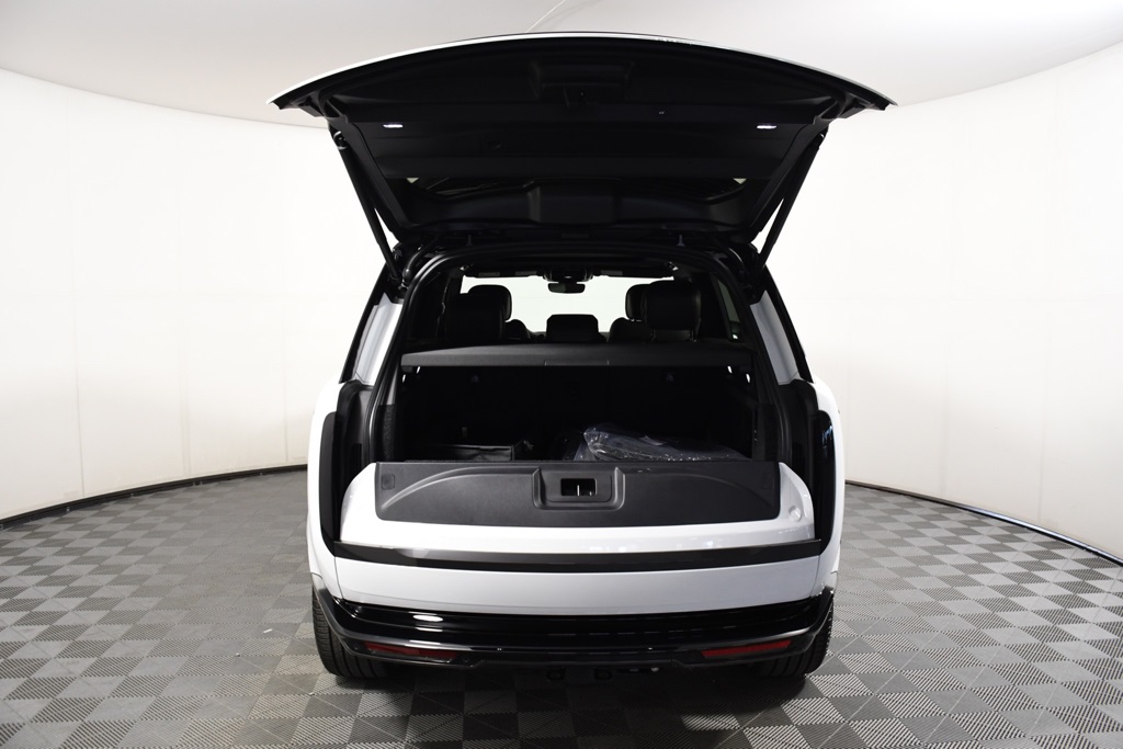 2025 Land Rover Range Rover SE photo 13