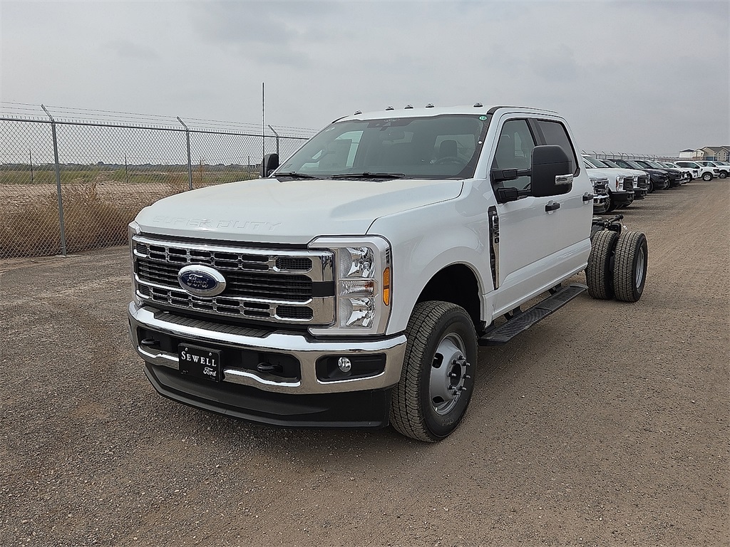 2026 Ford F-350 Super Duty Chassis Cab XL's photo