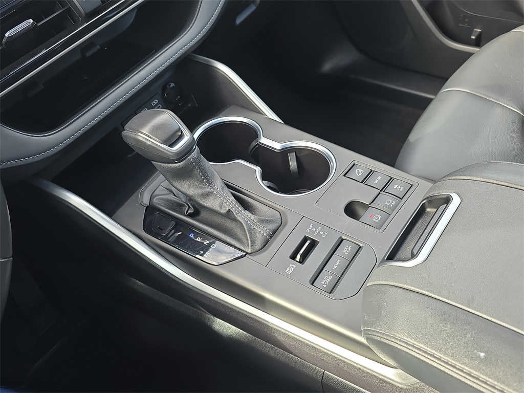2024 Toyota Highlander XLE photo 25