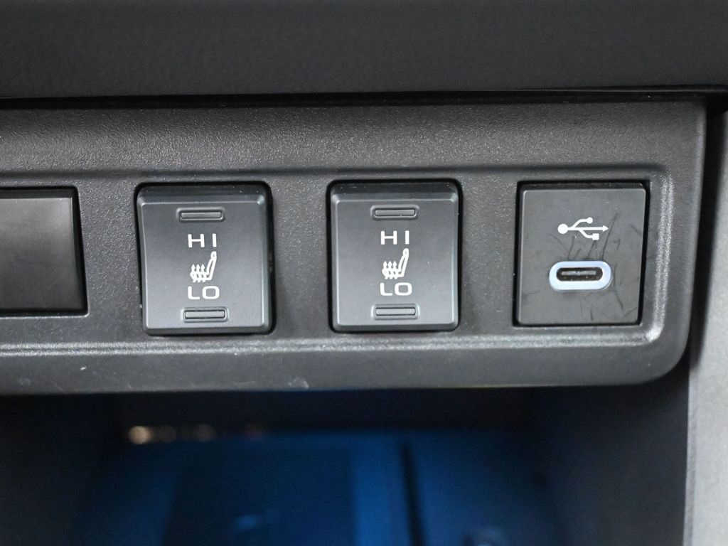 2023 Toyota Corolla Cross XLE photo 22
