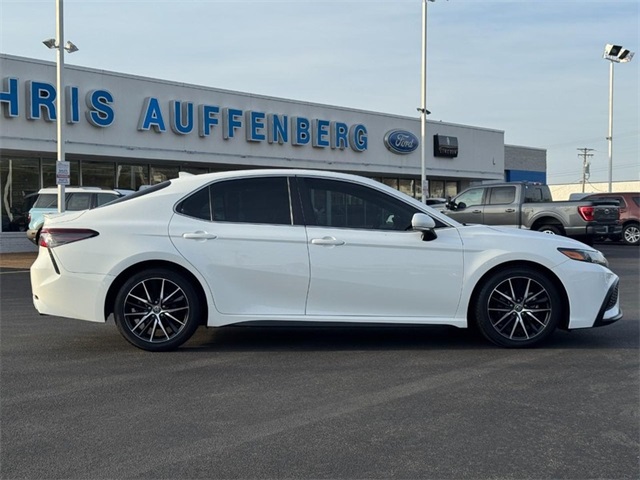 2021 Toyota Camry SE's photo