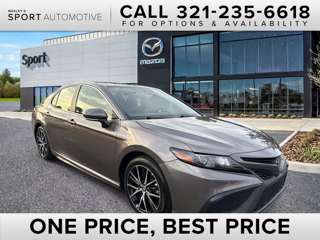 2024 Toyota Camry SE's photo