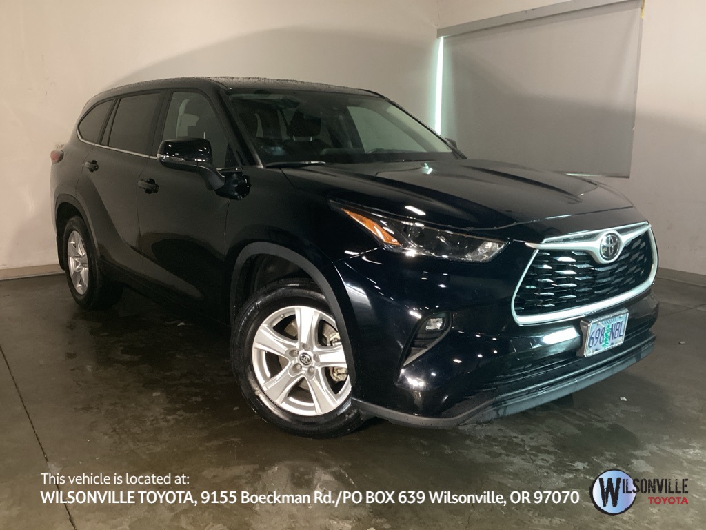 2023 Toyota Highlander LE's photo