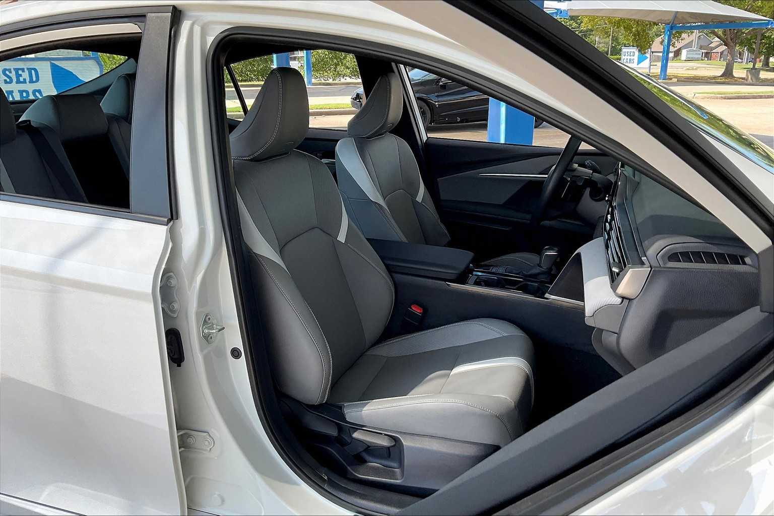 2025 Toyota Camry SE photo 8