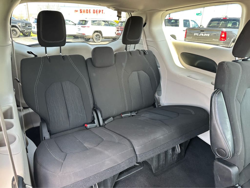2023 Chrysler Voyager LX photo 17