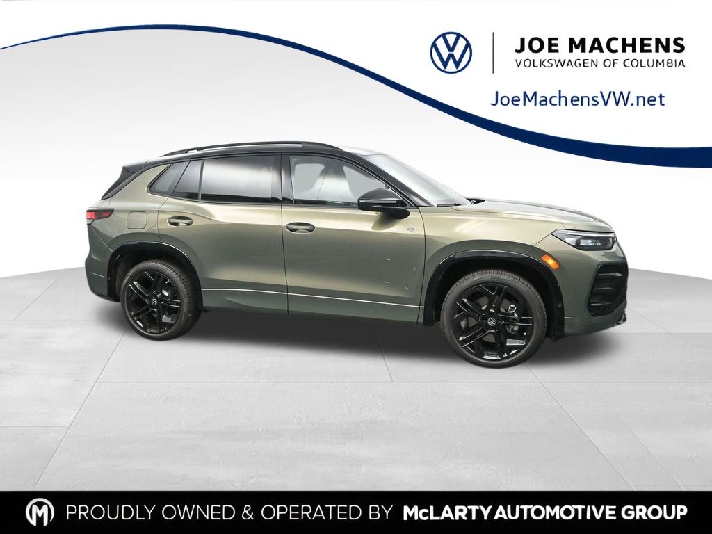 2025 Volkswagen Tiguan SE R-LINE BLACK's photo