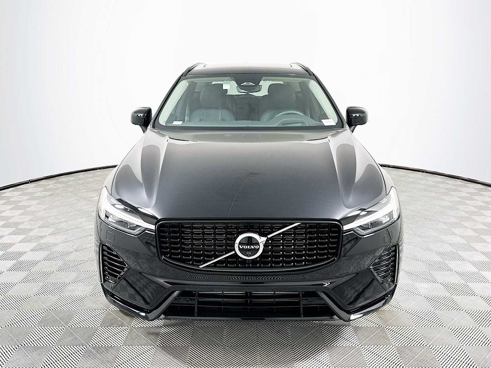 2025 Volvo XC60 T8 photo 2