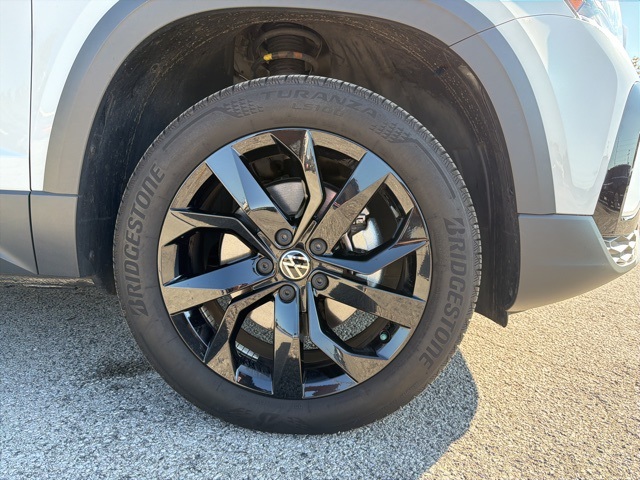 2023 Volkswagen Taos SE photo 4