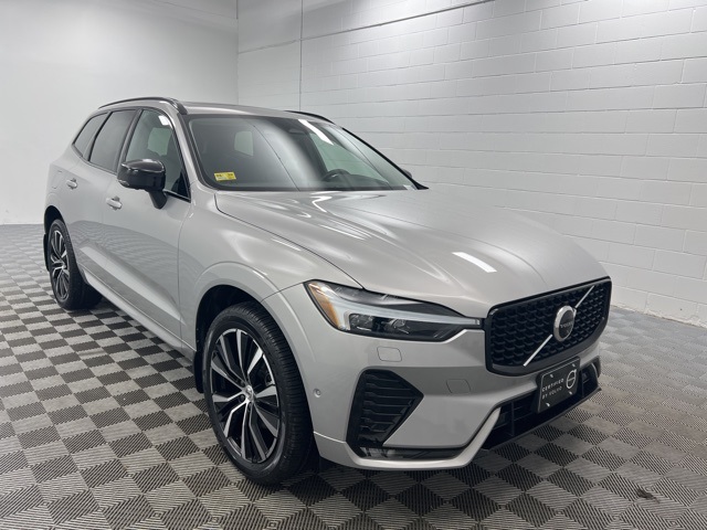 2023 Volvo XC60 Plus's photo