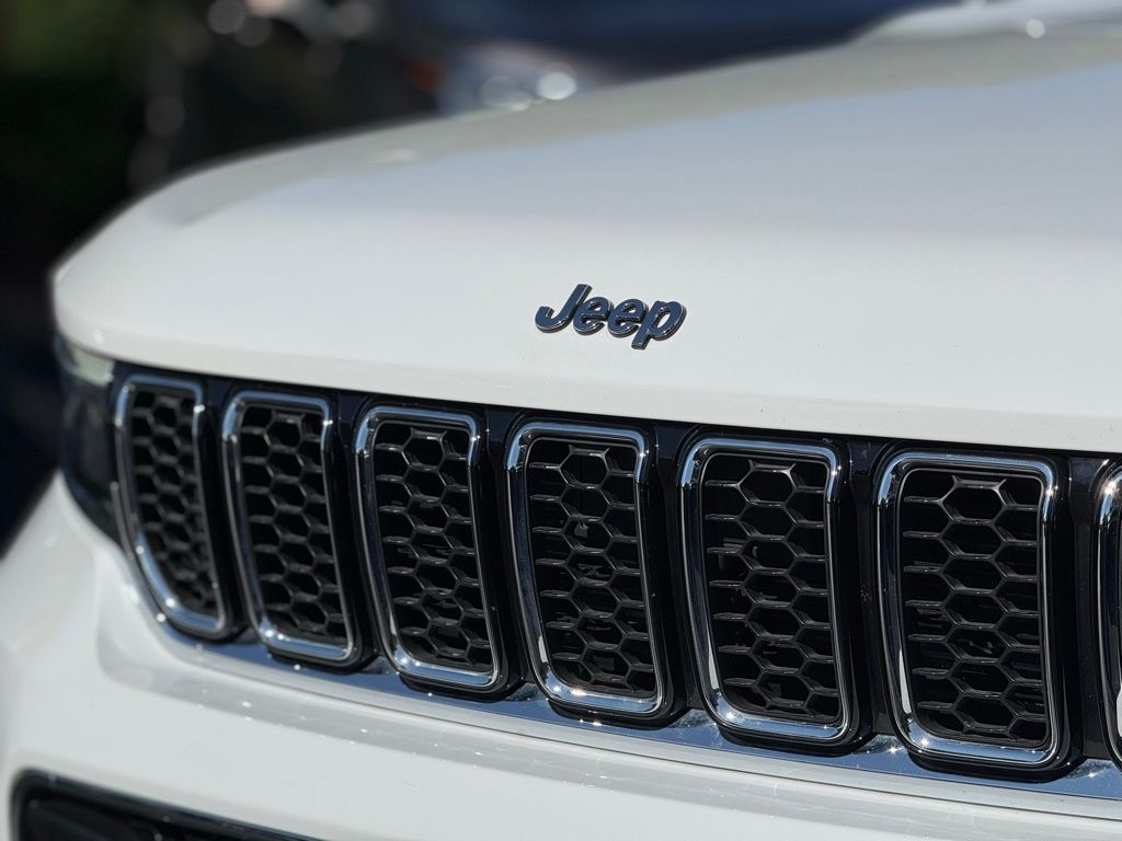 2023 Jeep Grand Cherokee Overland photo 2